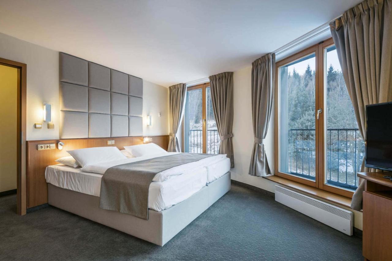Hotel Ostrov Tisa Bagian luar foto
