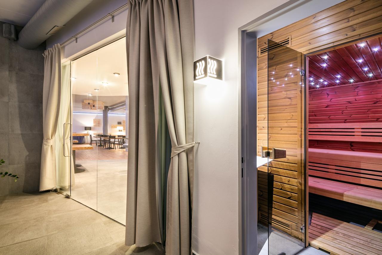 Hotel Ostrov Tisa Bagian luar foto