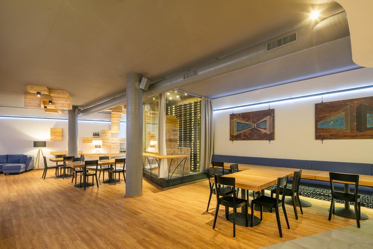 Hotel Ostrov Tisa Bagian luar foto